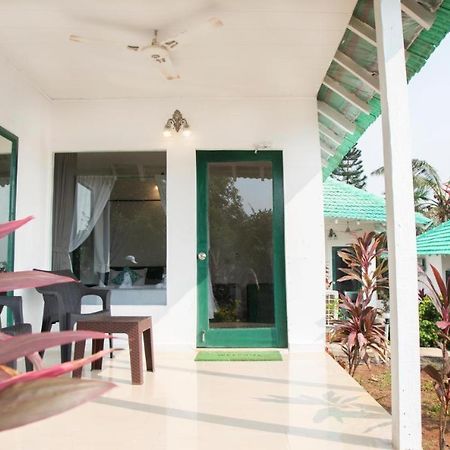Tropical Valley Resort Morjim Exterior foto