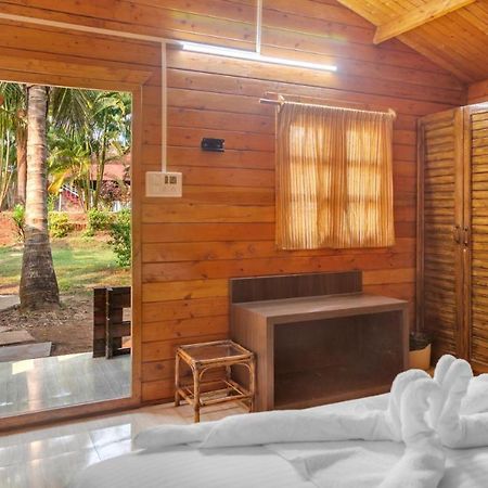 Tropical Valley Resort Morjim Exterior foto