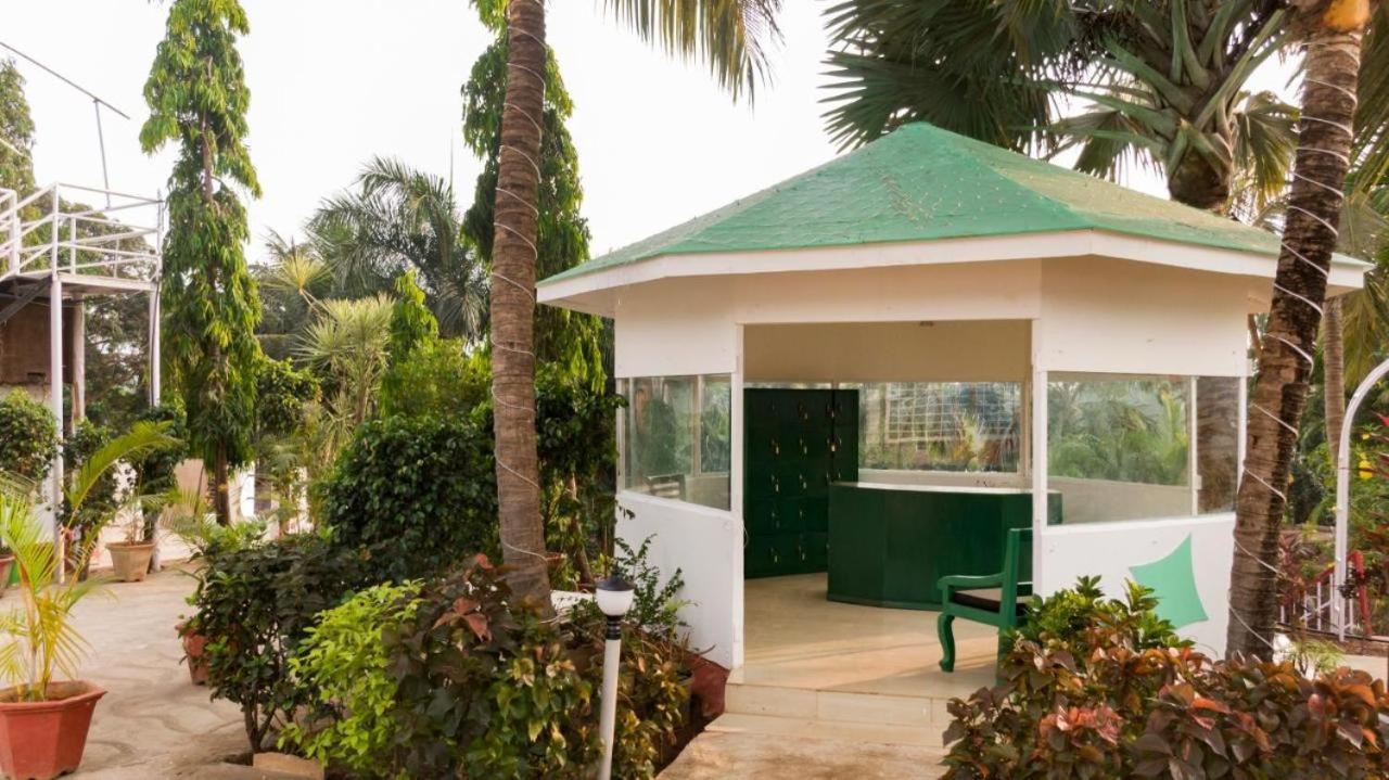Tropical Valley Resort Morjim Exterior foto