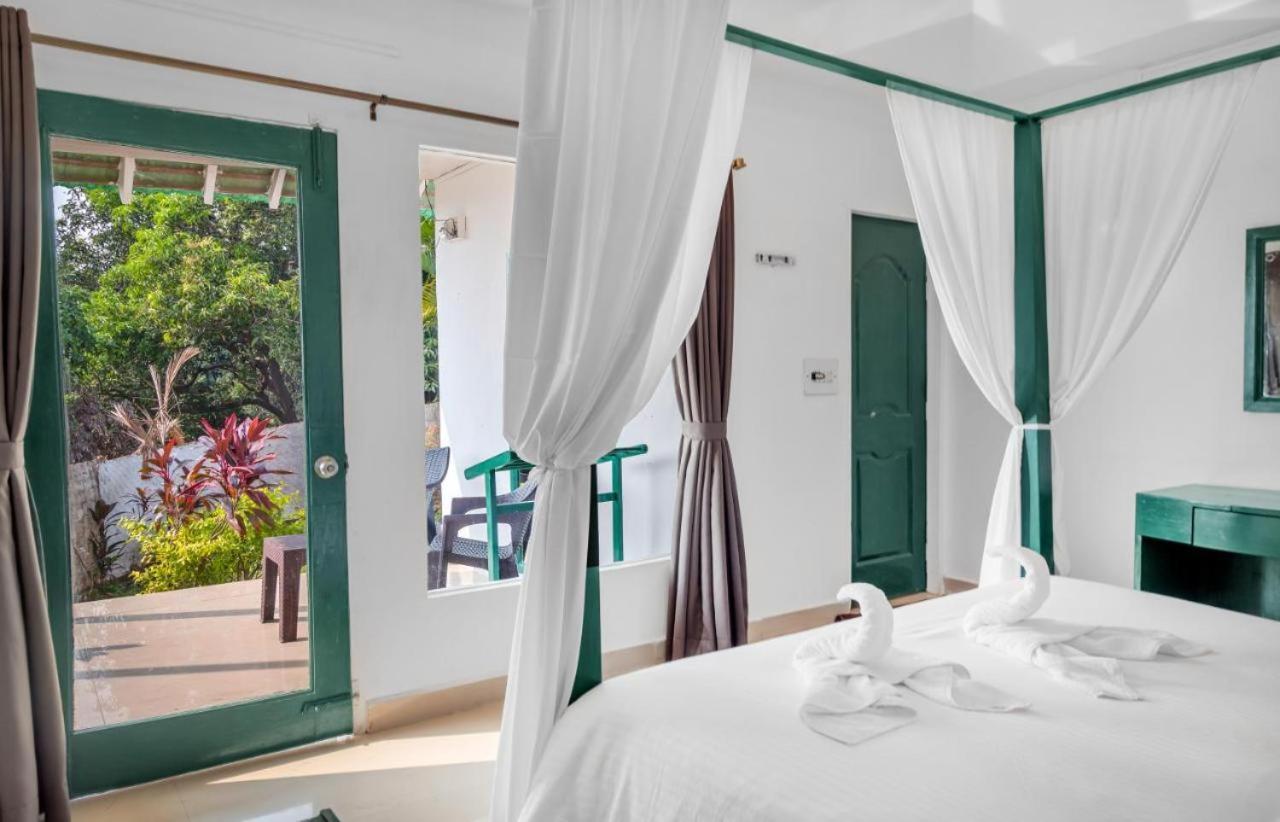 Tropical Valley Resort Morjim Exterior foto