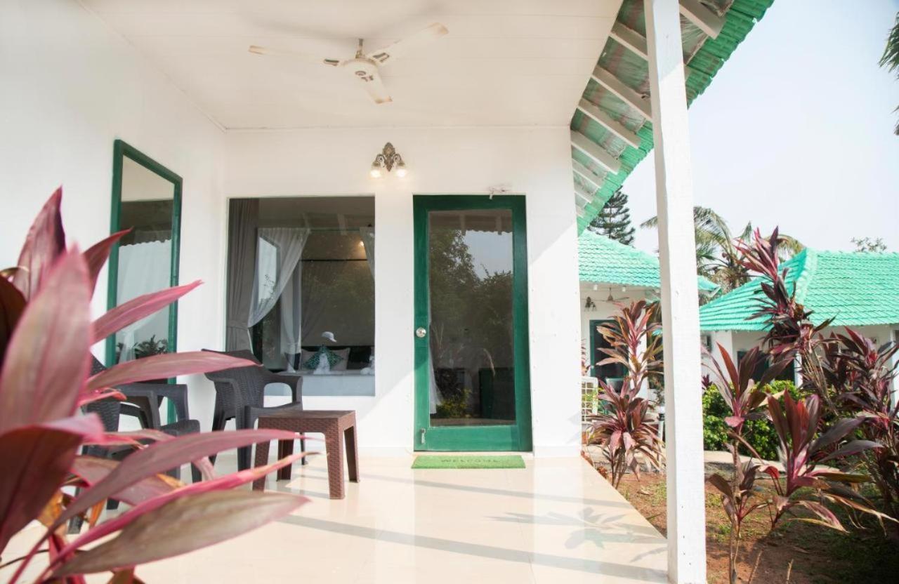 Tropical Valley Resort Morjim Exterior foto